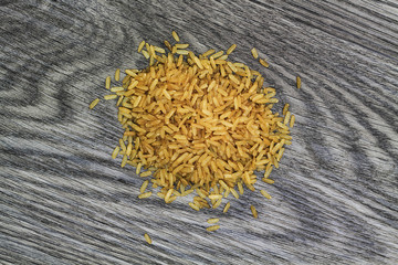 Reiskörner auf einem Holztisch