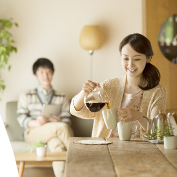 コーヒーを入れる女性
