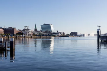 Foto auf Acrylglas Stadt am Wasser Löschboot im Hafen von Kiel