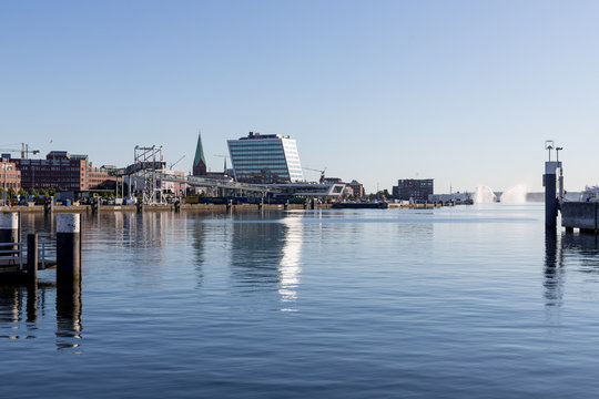 L&ouml;schboot im Hafen von Kiel