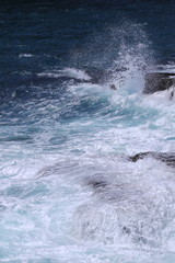 Big waves clashed against rocks  岩に砕ける大波