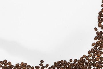 Granos de café en fondo blanco