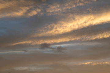 オレンジ色の朝焼けの空