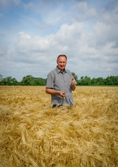 Optimistischer Landwirt im wogenden Getreidefeld