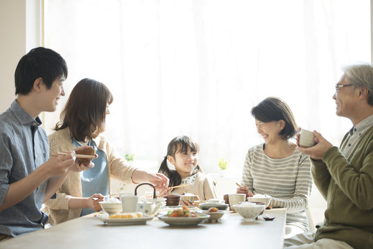 朝食を食べる3世代家族