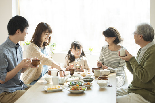 朝食を食べる3世代家族