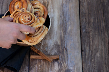 Anrichten von schwedischen Zimtschnecken