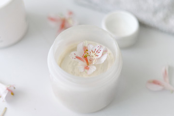 Obraz na płótnie Canvas Close up of cosmetic jar with facial cream