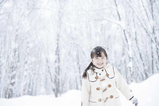 雪道で微笑む女の子