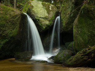 Naklejka na ściany i meble Waterfall, cascade between big rocks in ravine Ysperklamm