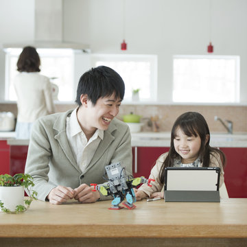 プログラミングの勉強をする親子