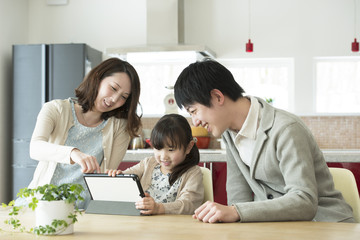 タブレットPCを操作する親子