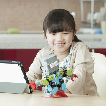 プログラミングの勉強をする女の子