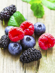 Seamless pattern with raspberry, blueberry and blackberry