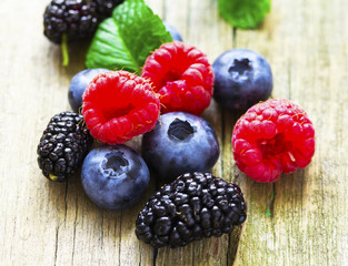 Seamless pattern with raspberry, blueberry and blackberry