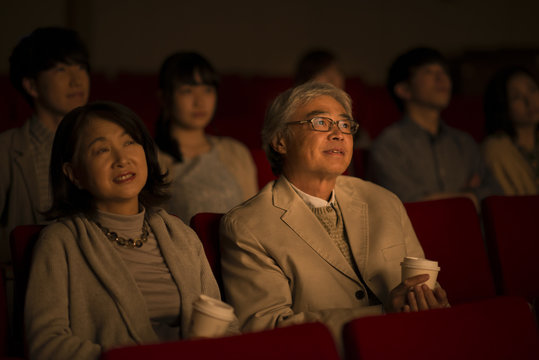 映画を見るシニア夫婦