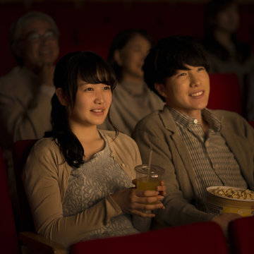 映画を見るカップル