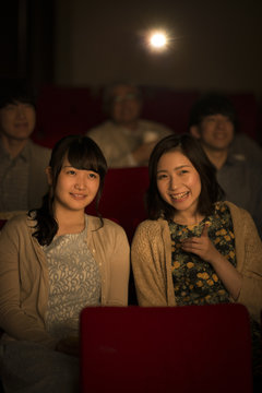 映画を見る2人の女性
