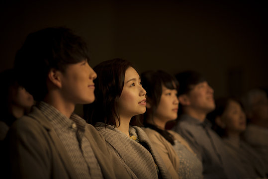 映画を見る女性