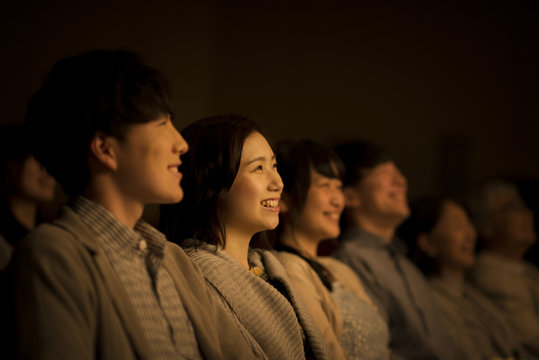 映画を見る女性