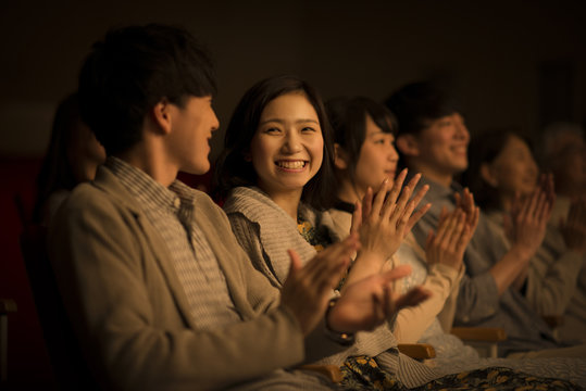 拍手をする観客