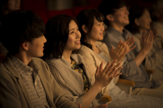 拍手をする観客