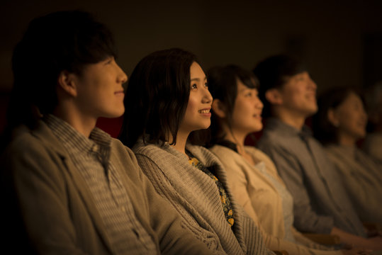 映画を見る女性