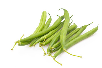Grüne frische Bohnen auf weißem Hintergrund