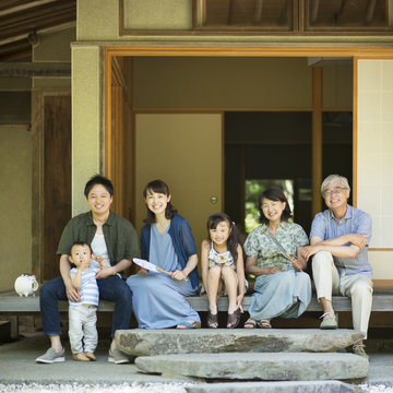 縁側で涼む3世代家族