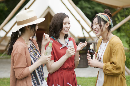 グランピングテントの前で談笑をする若者たち