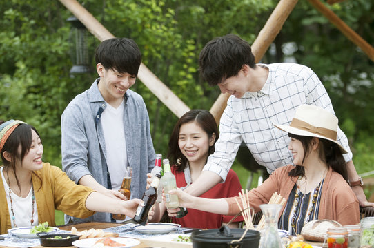 乾杯をする若者たち