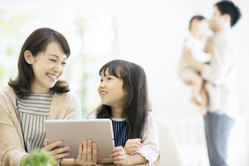 タブレットPCを見る親子