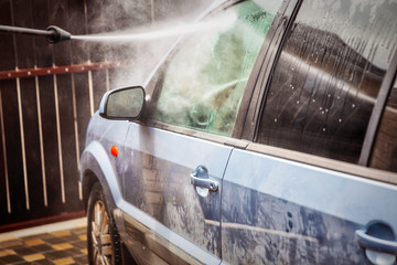 Manual car wash with pressurized water