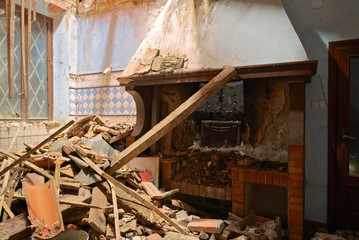 Fototapeta na wymiar Cucina con camino Urbex Casa Horror Terremoto Tragedia