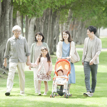 公園を散歩する3世代家族