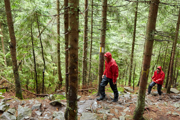 Obraz premium Young couple hiking in the highlands