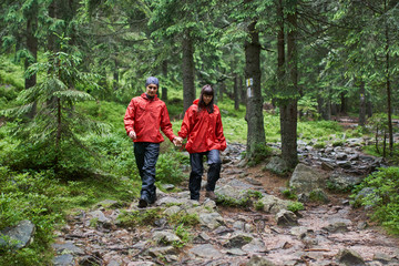 Obraz premium Young couple hiking in the highlands