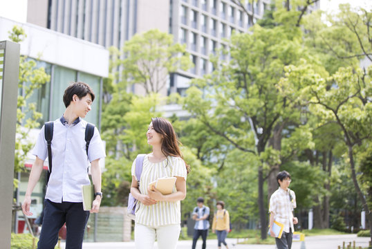 会話をしながら歩く学生の男女