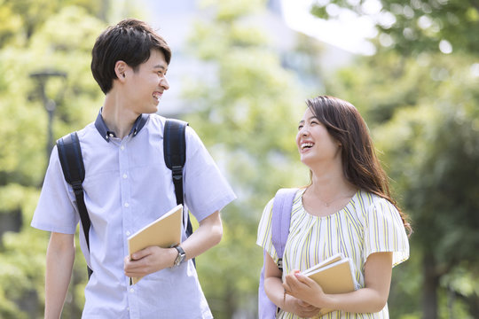 会話をしながら歩く学生の男女