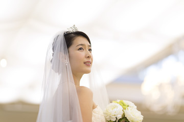 ブーケを持ち横を向く新婦