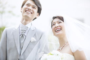 上を見上げる新郎新婦