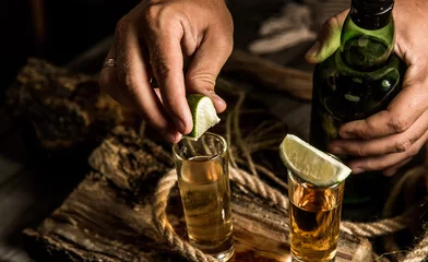 Store enrouleur occultant Bar bartender adds lime to tequila