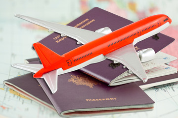 avion rouge sur passeports et carte du monde 