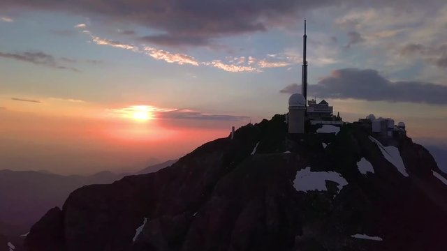 Pic du midi - lev&eacute; de soleil en drone