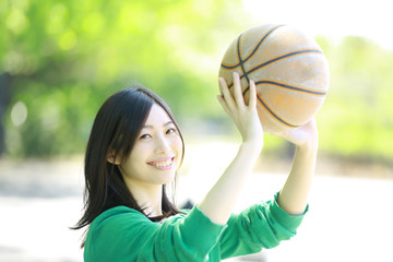 バスケットボールをする女性