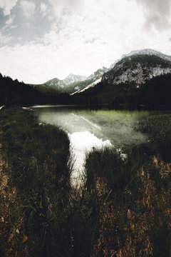 Frillensee im Hintergrund der Hochstaufen der Chiemgauer Alpen in Bayer 