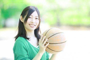 バスケットボールをする女性