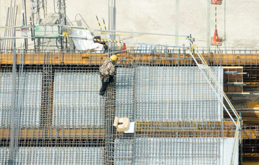 高層ビル・建設現場イメージ・SRC造・鉄筋を施工する作業員