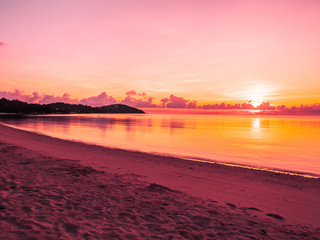 Naklejka premium Beautiful tropical beach and sea ocean landscape with cloud and sky at sunrise or sunset time