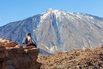 Fototapeta premium Traveler man on the edge of rock enjoy volcano El Teide
